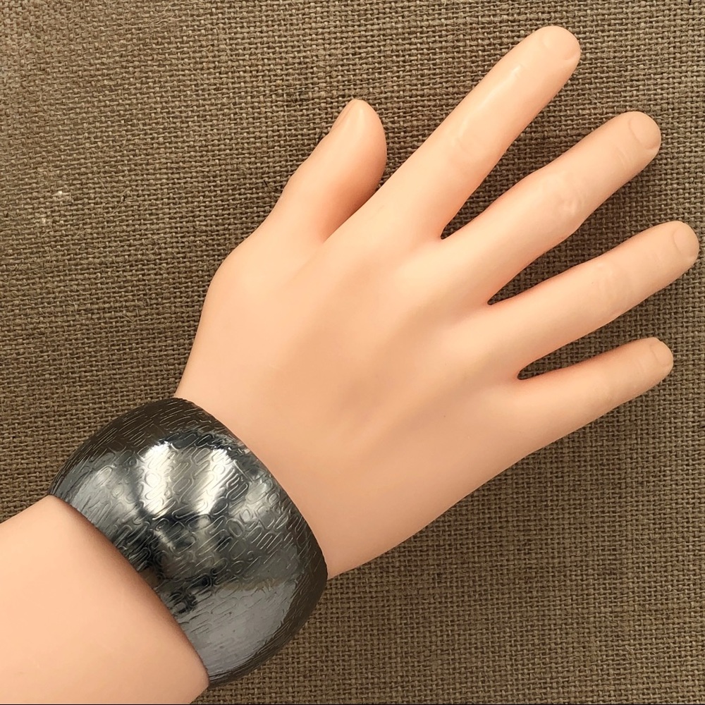 🍀 Wide Abstract Patterned Cuff Bracelet - Picture 3 of 4